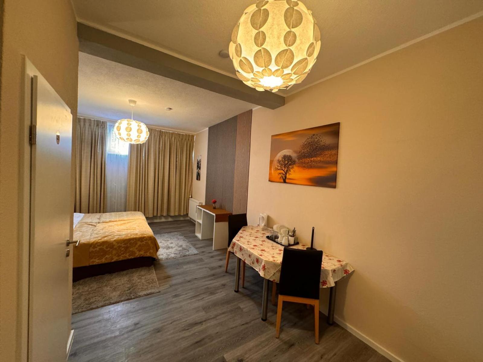 F-f Haus Monteuren Homestay *