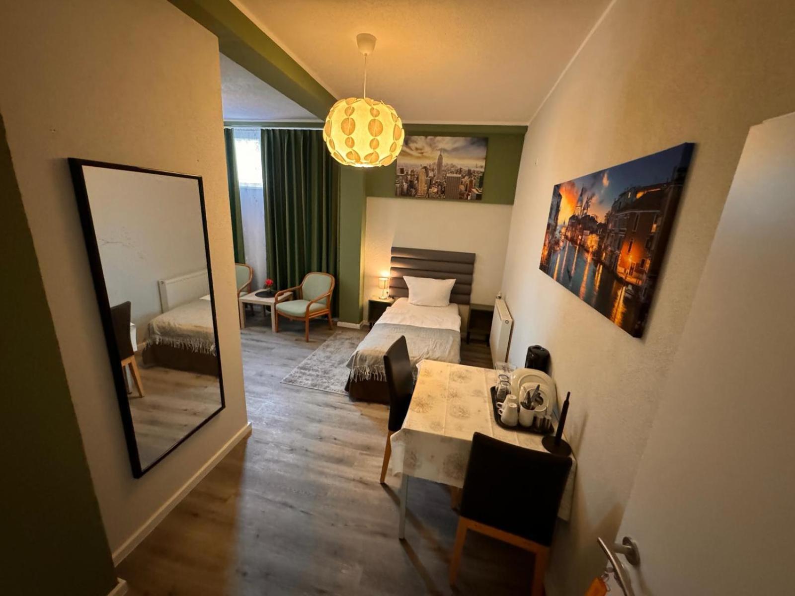 F-f Haus Monteuren Homestay *